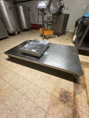 une photo d'une cuisine avec une balance posée par terre