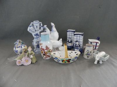 un ensemble de figurines en porcelaine posées sur une table