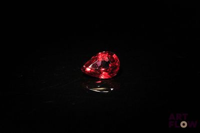 gros plan d'un diamant rouge sur une surface noire