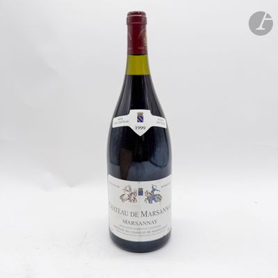 une bouteille de vin posée sur une table