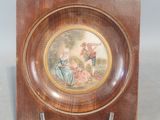 une petite assiette en bois décorée d'une peinture