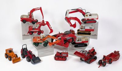 de nombreux véhicules miniatures posés sur une surface blanche