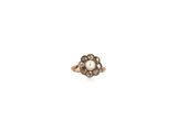 une image d'une bague en perles et diamants sur fond blanc