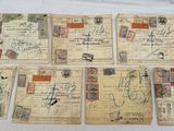Plusieurs vieilles cartes postales sont posées sur une table