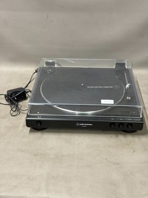 un gros plan d'un lecteur CD posé sur une table