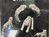 Le livre est posé sur une table, à côté d'une paire de boucles d'oreilles.
