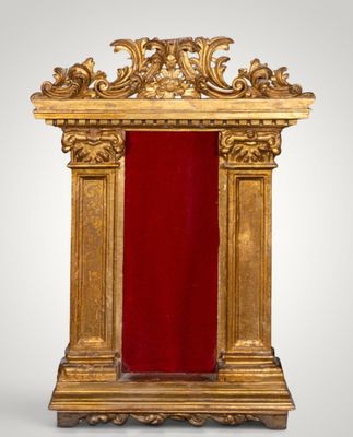 un cadre doré richement décoré, recouvert de velours rouge
