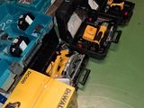 un grand nombre d'outils qui se trouvent sur le sol