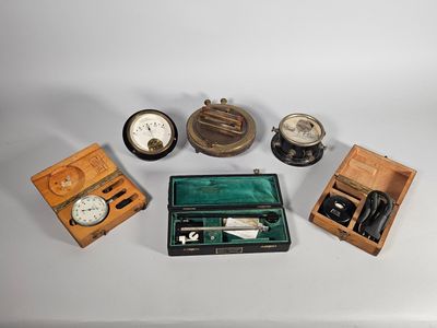 Lot d'instruments : planimètre OTT KEMPTEN dans son étui, compte tourd