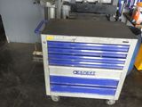 une photo d'un chariot à outils dans un garage