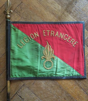 Légion Etrangère : ancien fanion en canetille avec sa hampe …