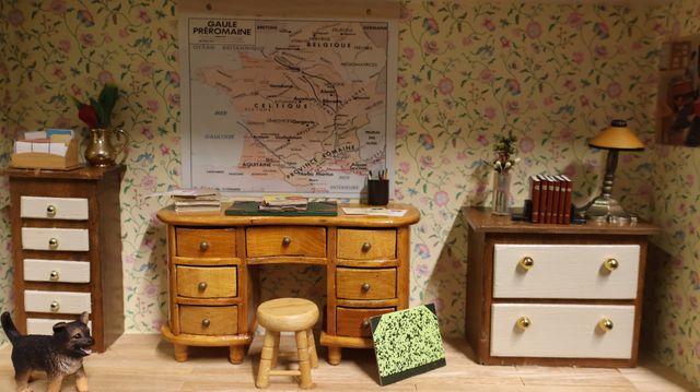 Diorama. Composition miniature, dans une vitrine en bois, vitre e...