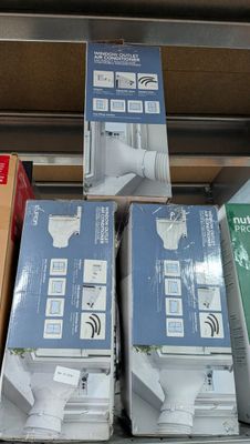 plusieurs boîtes d'appareils électroniques sont empilées les unes sur les autres