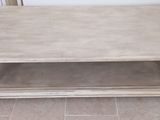 une photo d'une table basse dans un salon