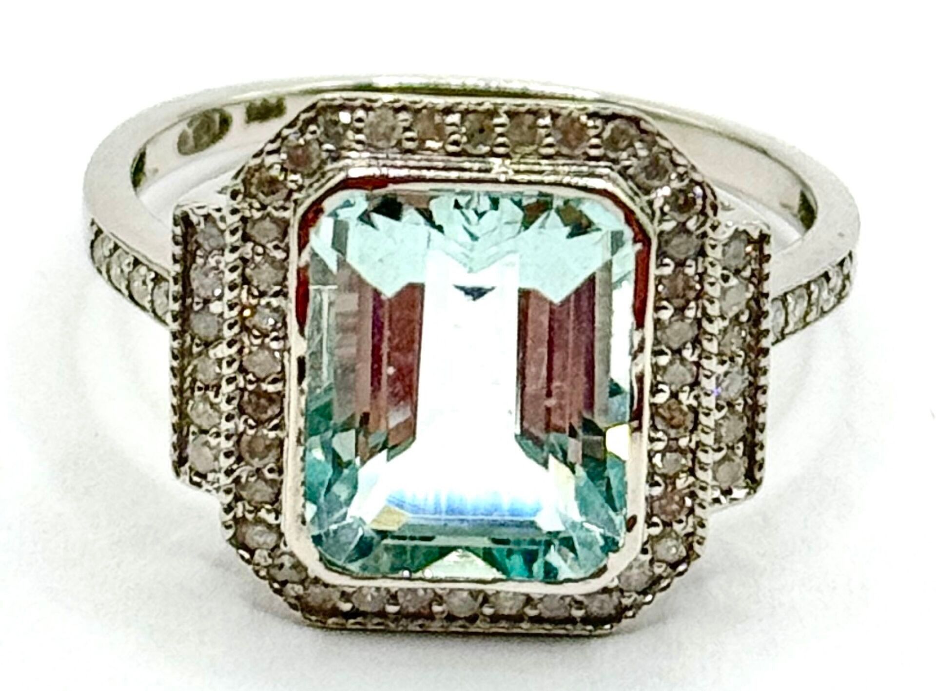 Bague en argent sertie d'une aigue-marine taille rectangulaire de 4,00 ct, épaulée de diamants, belle qualité - TDD 5...