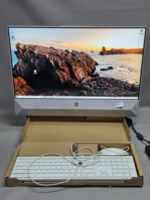 un ordinateur de bureau avec un clavier et une souris, dans un carton