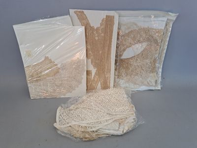 Lot d'environ 25 cols en dentelle ou crochet, (usures).