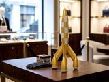 une maquette de fusée posée sur une table dans un magasin