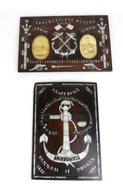 deux plaques en bois ornées d'une croix et d'une ancre