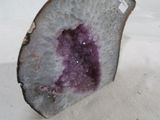 une tranche d'améthorate sur une surface blanche
