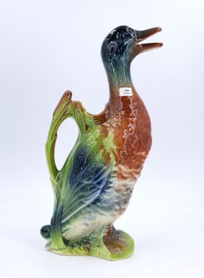 un canard en céramique posé par terre
