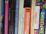 une boîte pleine de livres posée sur le sol