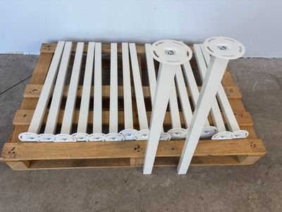 palette en bois surmontée de quatre lattes blanches