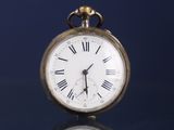 une montre de poche en or avec des chiffres romains sur le cadran