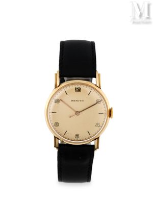 gros plan d'une montre sur fond blanc