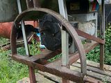 une vieille machine posée sur une palette dans l'herbe