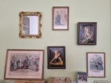 de nombreuses photos encadrées sur le mur de cette pièce