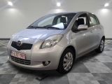 une photo d'une Toyota Yaris argentée garée dans un showroom