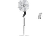 une photo représentant un ventilateur et une télécommande posés sur un support