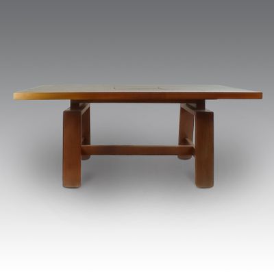 une image d'une table en bois avec un plateau en marbre