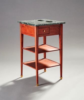 une image d'une petite table en bois avec un plateau en marbre
