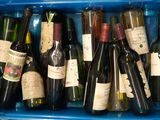 plusieurs bouteilles de vin rangées dans une boîte bleue