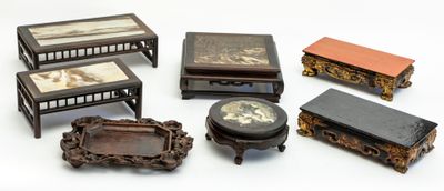 tout un tas de petits objets en bois posés sur une table
