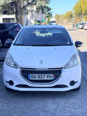 la voiture blanche est garée sur le côté de la route