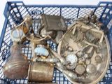 un panier rempli d'objets métalliques divers