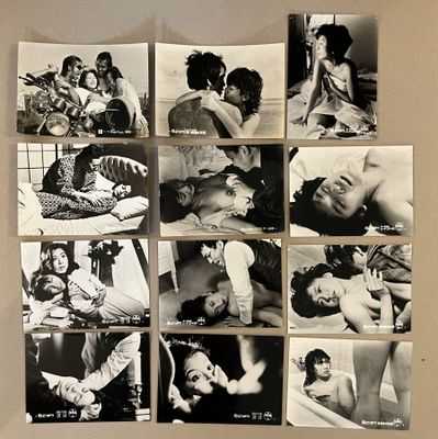 plusieurs photographies en noir et blanc d'une femme allongée sur un lit