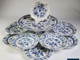 plusieurs assiettes bleues et blanches empilées les unes sur les autres