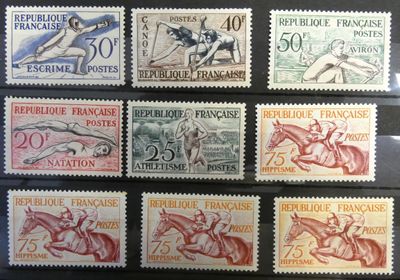 six timbres différents, de couleurs et de motifs variés, sur un fond noir