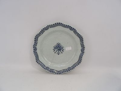 assiette bleue et blanche ornée d'un motif bleu et blanc