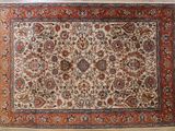 un tapis persan ancien orné d'un motif floral