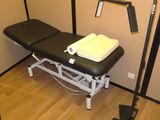 une table noire recouverte d'une serviette, dans une pièce