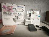 deux machines à coudre posées l'une à côté de l'autre sur une table