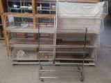 de nombreuses cages posées sur un chariot dans la pièce