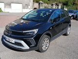 une voiture noire garée dans un parking