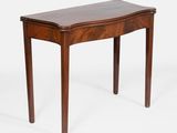 une image d'une table en bois avec un plateau incurvé