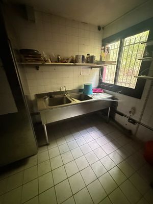 une cuisine avec un évier et un réfrigérateur